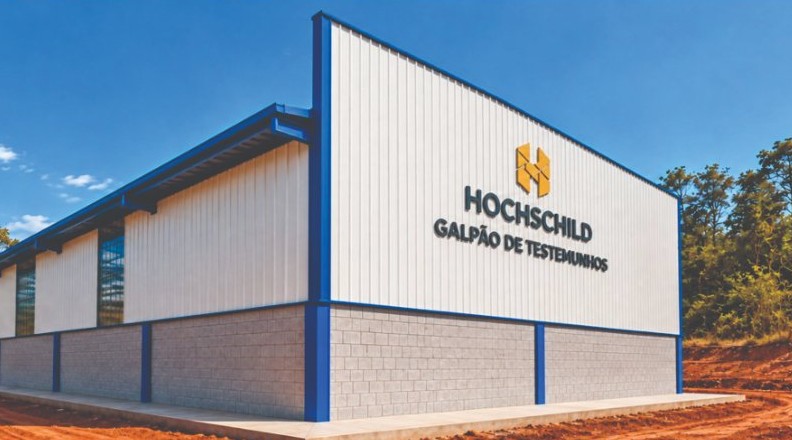 Perspectiva do galpão de testemunhos da Hochschild construído pela Martins, com fachada metálica branca, estrutura azul e base em bloco de concreto
