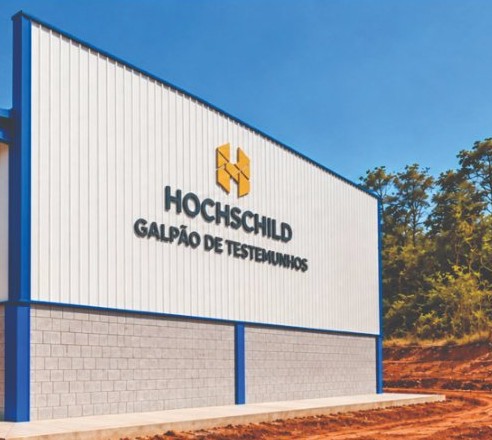 Fachada do galpão de testemunhos com a identificação da Hochschild